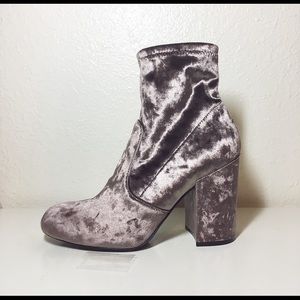 Steve madden heel bootie in purple velvet, 6.5